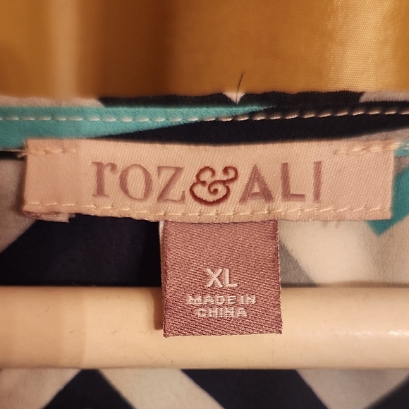 Roz & Ali Blue, Green, Grey and White Graphic Tunic, 23 PtoP - Picture 2 of 13